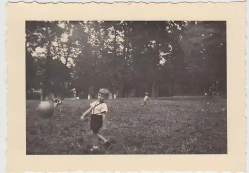 (F22533) Orig. Foto Junge spielt Ball a. d. Spielwiese in o. bei Görlitz 1952