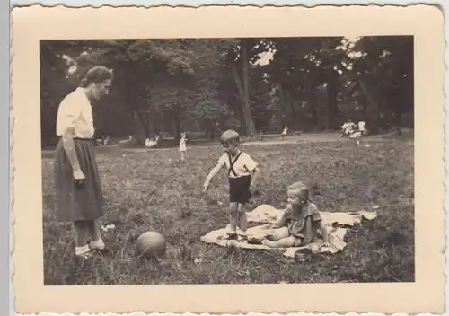 (F22532) Foto Frau m. kleinen Kindern a. d. Spielwiese in o. bei Görlitz 1952