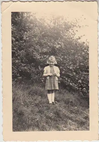 (F22531) Orig. Foto kleines Mädchen im Freien 1952