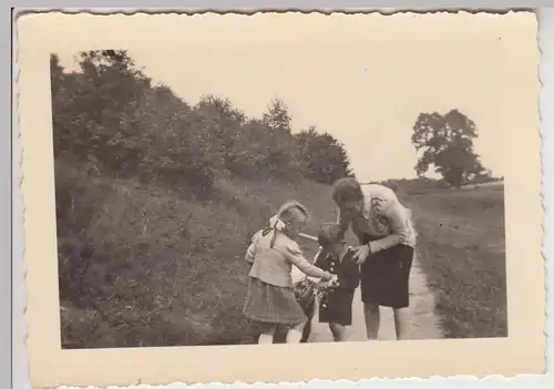 (F22530) Orig. Foto Frau mit kleinen Kindern im Freien 1952