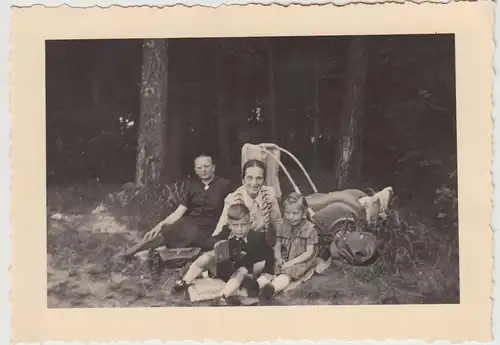 (F22528) Orig. Foto Personen Familie im Freien, Picknick 1952