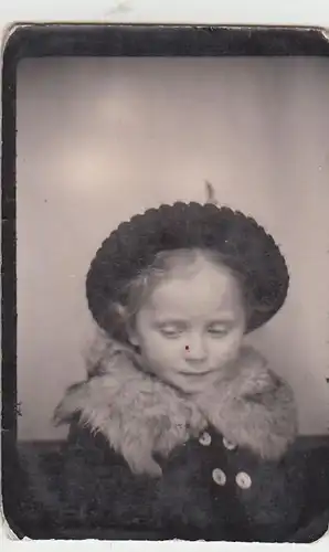 (F22525) Orig. Foto Porträt kleines Kind m. Pelzkragen u. Hut m. Feder 1950