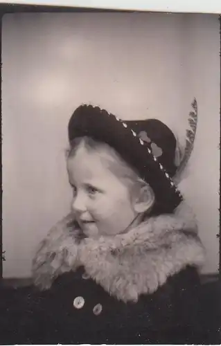 (F22524) Orig. Foto Porträt kleines Kind m. Pelzkragen u. Hut m. Feder 1950