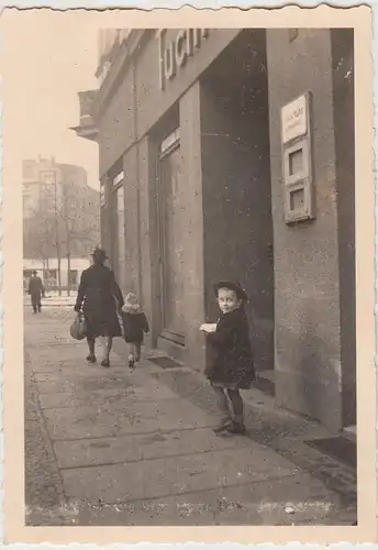 (F22521) Orig. Foto Frau mit kleinen Kindern a.d. Straße, Görlitz 1950