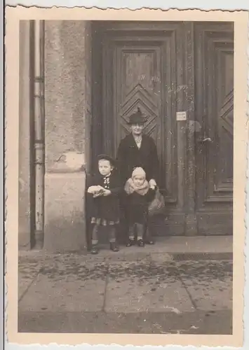 (F22520) Orig. Foto Frau mit kleinen Kindern vor Hauseingang, Görlitz 1950