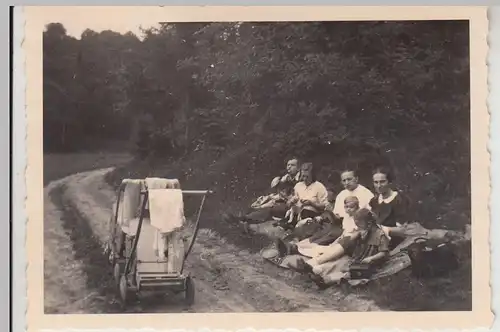 (F22518) Orig. Foto Personen Familie im Freien, Picknick am Wegesrand 1950