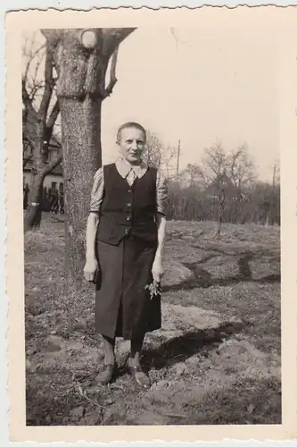 (F22513) Orig. Foto ältere Frau m. gepflückten Blumen im Freien 1946