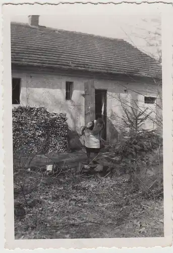 (F22512) Orig. Foto alte Frau, Bäuerin am Bach vor dem Haus 1940er