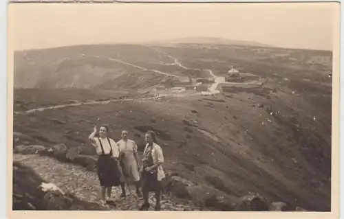 (F22508) Orig. Foto Personen a.d. Jubiläumsweg nach Krummhübel 1944