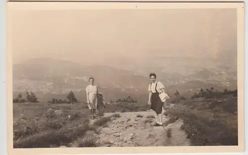 (F22507) Orig. Foto Personen a.d. Jubiläumsweg nach Krummhübel 1944