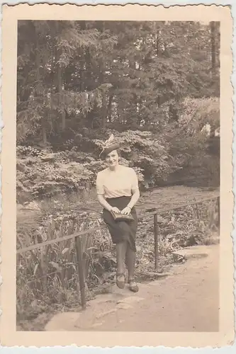 (F22506) Orig. Foto Görlitz, junge Frau Helene Junge a. Goldfischteich 1940