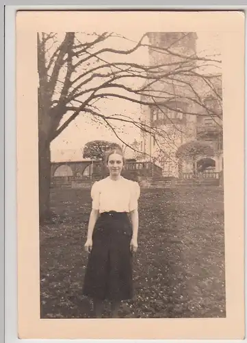 (F22505) Orig. Foto junge Frau Helene Junge a. Görlitz vor Kirche o.ä. 1940