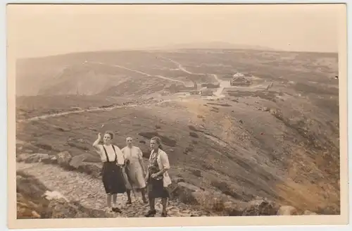 (F22504) Orig. Foto Personen a.d. Jubiläumsweg nach Krummhübel 1944