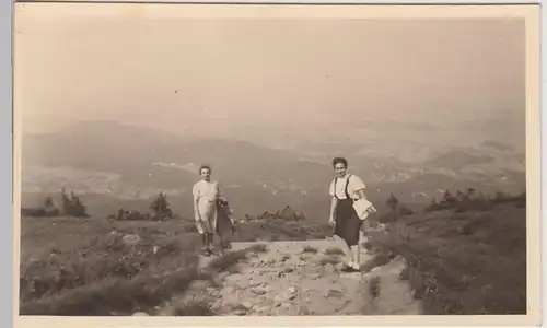 (F22503) Orig. Foto Schneekoppe, Personen wandern abwärts 1944