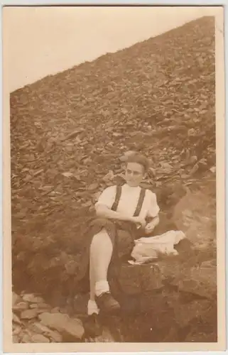 (F22499) Orig. Foto junge Frau am Jubiläumsweg a.d. Schneekoppe 1944