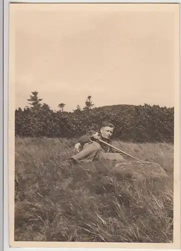 (F22495) Orig. Foto Mann auf Wiese, Seifenlehne bei Krummhübel 1944