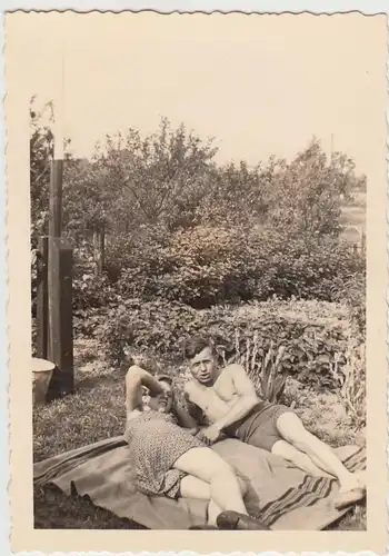 (F22494) Orig. Foto Paar liegt auf Decke im Garten 1940er