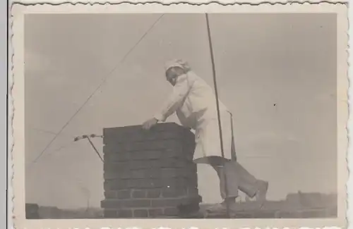 (F22493) Orig. Foto Koch steht auf Dach am Schornstein 1940er