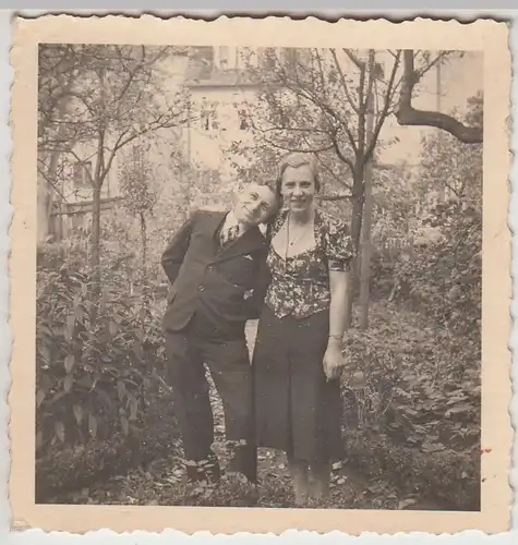 (F22491) Orig. Foto Paar steht im Garten 1940er
