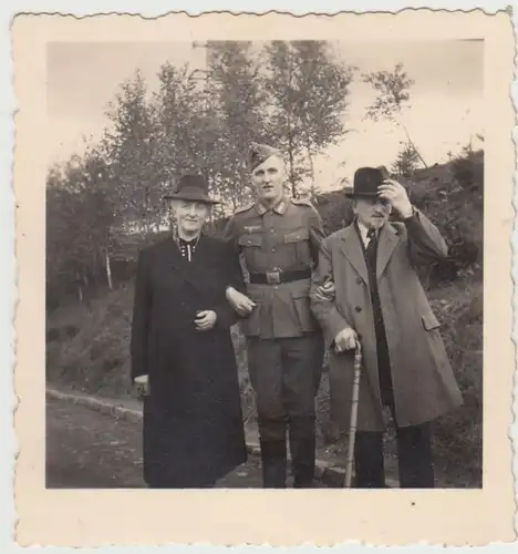 (F22488) Orig. Foto deutscher Soldat mit Eltern im Freien 1940er