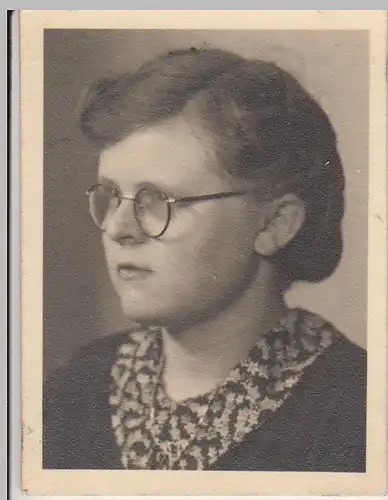 (F22482) Orig. Foto Porträt junge Frau mit Brille, Görlitz 1942