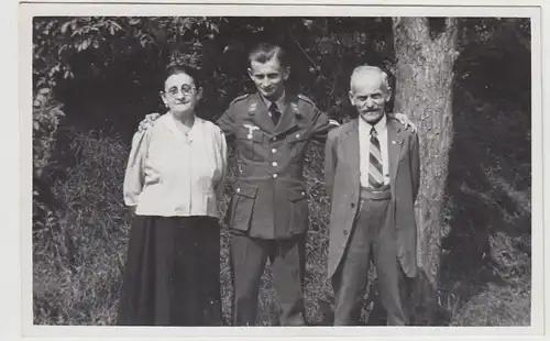 (F22481) Orig. Foto deutscher Luftwaffe-Soldat mit Eltern im Freien 1942