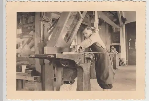 (F22473) Orig. Foto In der Fabrik, Männer beim Frühstück 1939