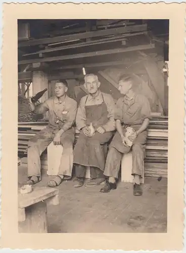 (F22472) Orig. Foto In der Fabrik, Mann an Abrichte 1939