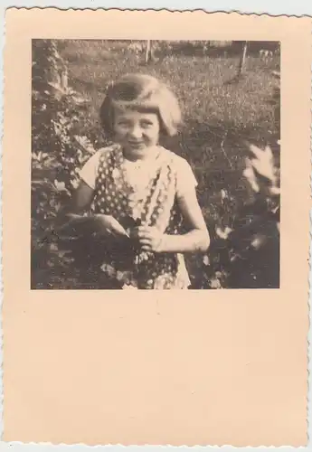 (F22470) Orig. Foto kleines Mädchen im Garten 1940