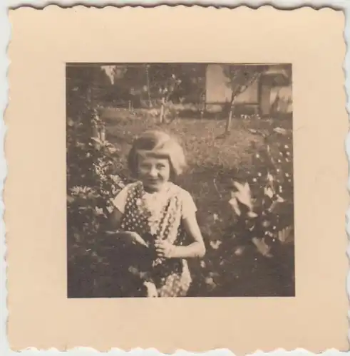 (F22469) Orig. Mini-Foto kleines Mädchen im Garten 1940