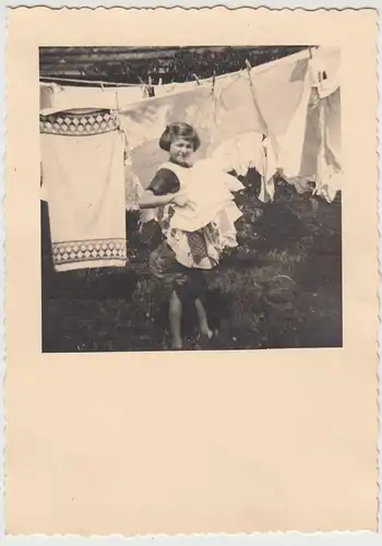 (F22465) Orig. Foto Mädchen hängt Wäsche auf 1940