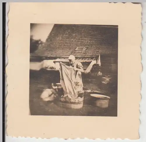(F22463) Orig. Foto Frau wäscht Wäsche im Freien, Holzbottich 1940