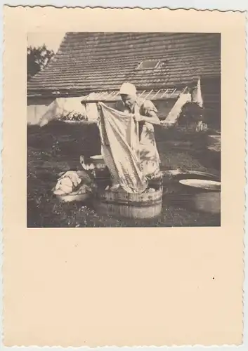 (F22462) Orig. Foto Frau wäscht Wäsche im Freien, Holzbottich 1940