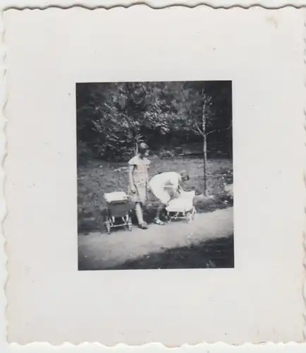 (F22449) Orig. Mini-Foto Mädchen mit Puppenwagen im Freien 1930er