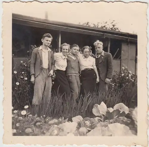 (F22446) Orig. Foto Personen stehen in einem Garten in Görlitz 1939