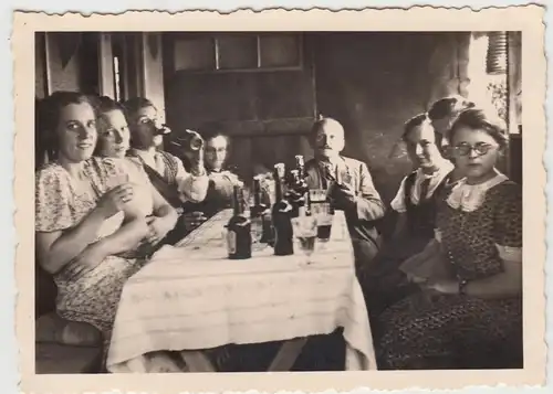 (F22445) Orig. Foto Personen sitzen an Tafel im Gartenhäuschen 1930er