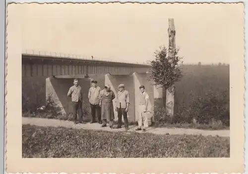 (F22444) Orig. Foto Personen vor der Autobahnbrücke Siebenlehn 1930er