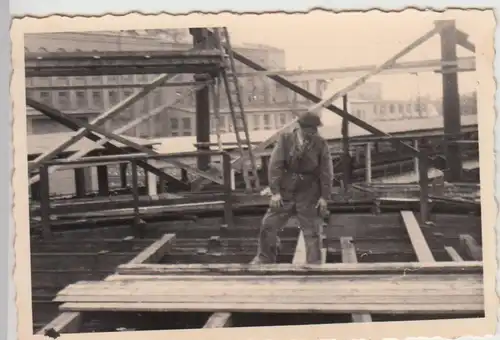 (F22431) Orig. Foto DDR Arbeiter auf der Baustelle, 1950er