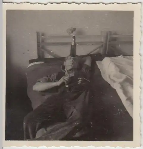 (F22424) Orig. Foto Mann auf Bett balanchiert Flasche auf Stirn, DDR 1950er