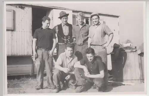 (F22417) Orig. Foto DDR Arbeiter an der Baubude 1950er