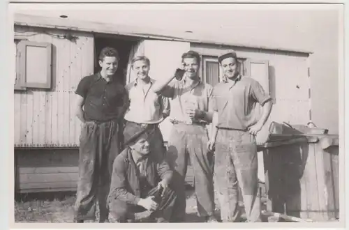 (F22415) Orig. Foto DDR Arbeiter an der Baubude 1950er