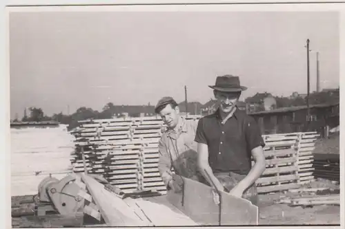 (F22412) Orig. Foto junge Männer auf einer Baustelle, DDR 1950er