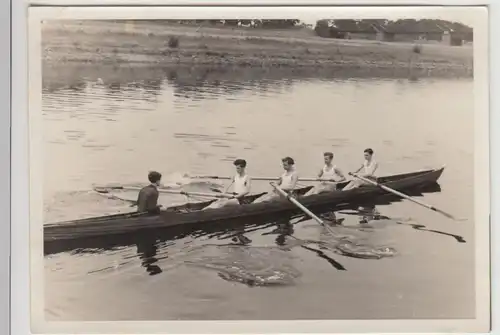 (F22411) Orig. Foto Sport-Ruderer aus Torgau im Boot 1950er