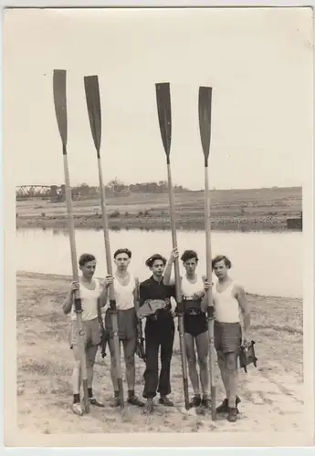 (F22406) Orig. Foto Sport-Ruderer aus Torgau mit Ausrüstung am Ufer 1950er