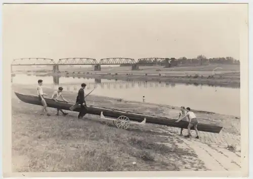 (F22402) Orig. Foto Sport-Ruderboot a. Transportwagen, große Brücke, DDR 1950er