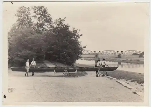 (F22400) Orig. Foto Sport-Ruderboot a. Transportwagen, große Brücke, DDR 1950er