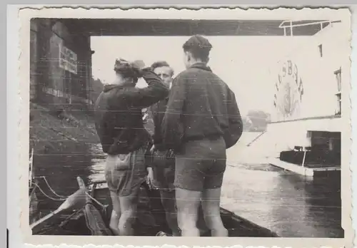 (F22393) Orig. Foto junge Männer unter Elbbrücke am Dampfer >Diesbar< 1950er
