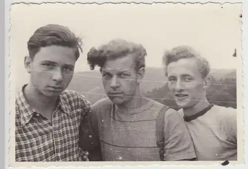 (F22392) Orig. Foto junge Männer (Sport-Ruderer a. Torgau) im Freien 1950er