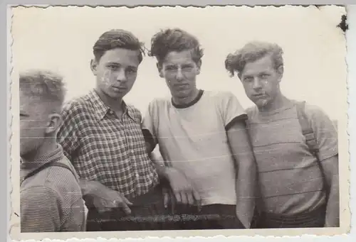 (F22390) Orig. Foto junge Männer (Sport-Ruderer a. Torgau) im Freien 1950er