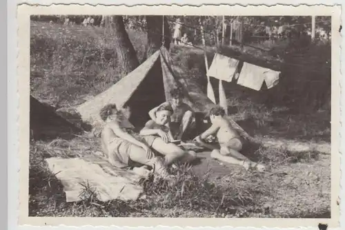 (F22389) Orig. Foto junge Männer liegen am Zelt 1950er